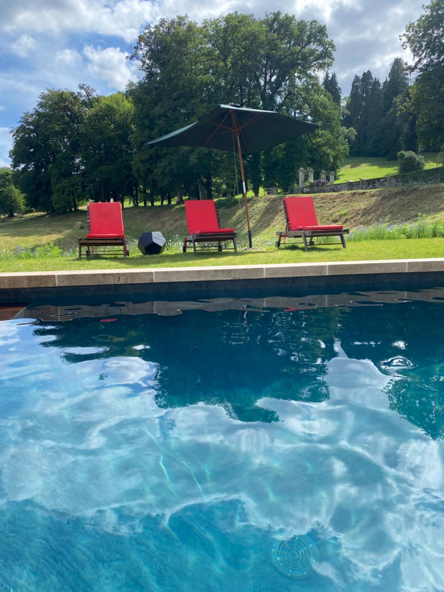 Domaine De Montmery Sa Piscine Son Jardin Ses Espaces Ambazac Exteriör bild