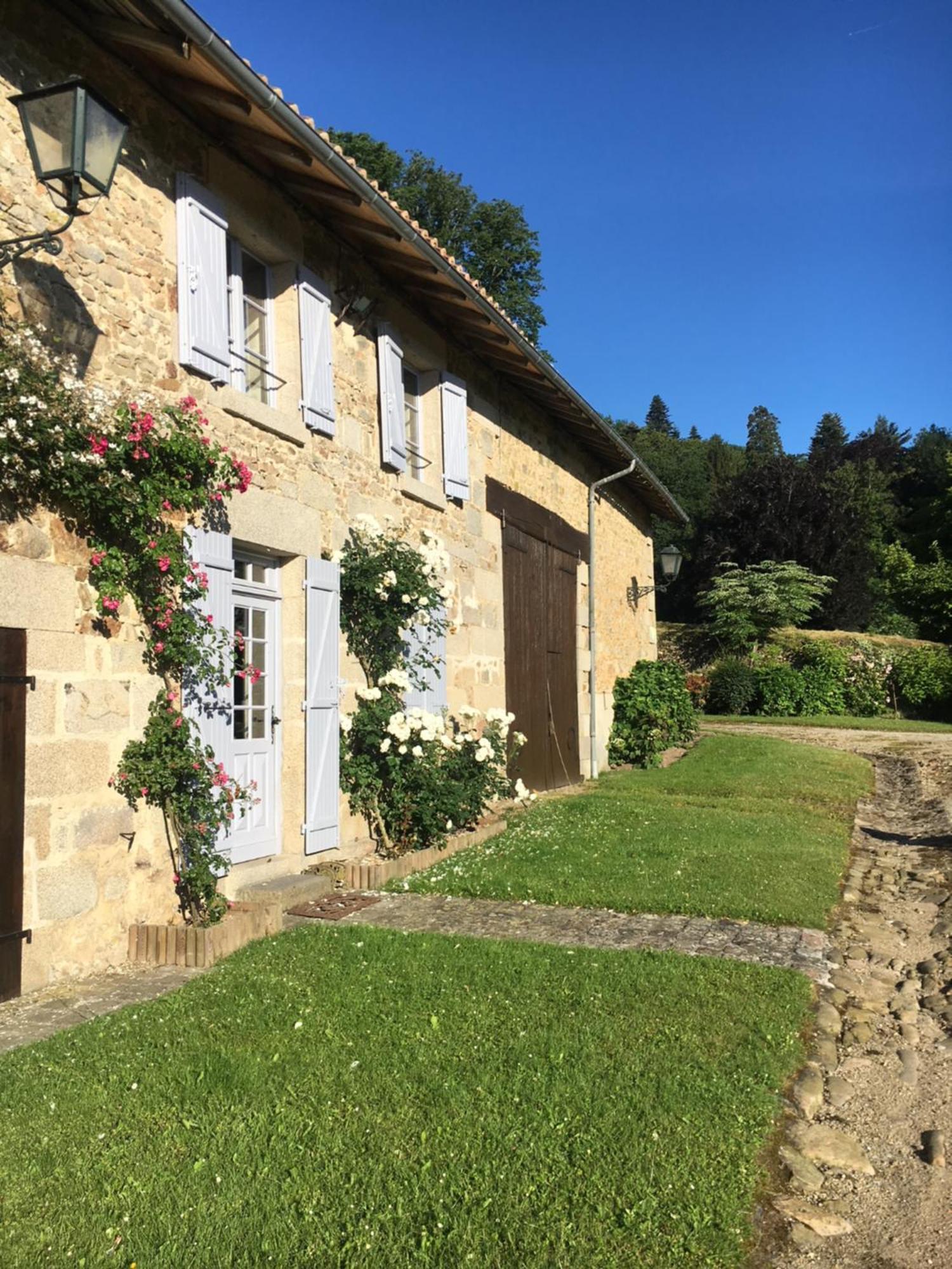Domaine De Montmery Sa Piscine Son Jardin Ses Espaces Ambazac Exteriör bild